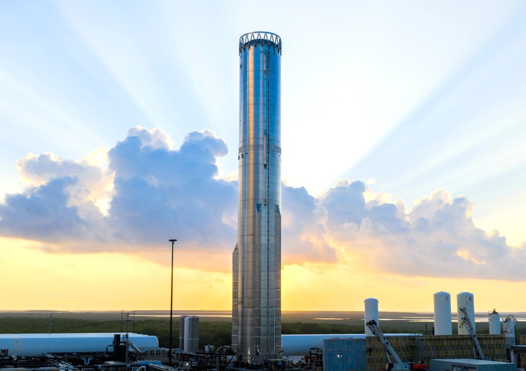 SpaceX升级版星舰测试期间发生爆炸