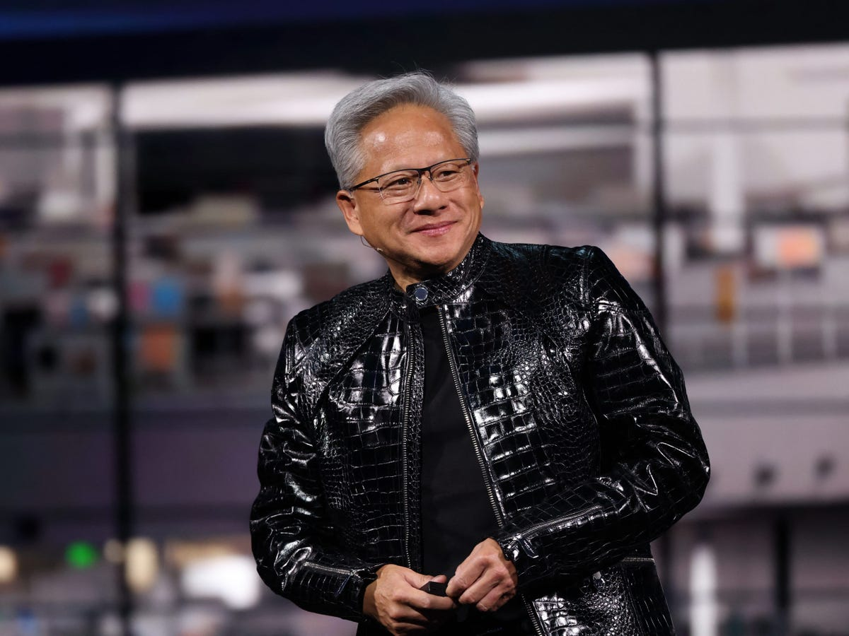 英伟达CEO黄仁勋：AI末日论已"造成严重损害"